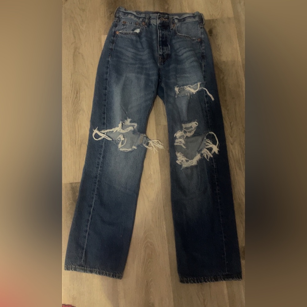 Aero 90s baggy denim. Dark wash, distressed. Mid rise. Like new condition.
